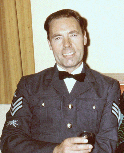 Chief Tech Tom Davies
originally 1st Entry - later
remusterered to L.Fitt (AR).
Photo taken at RAF St Athan
around 1970