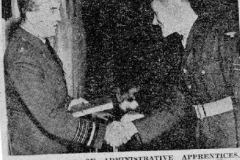 Den receives his award from Sir
John Slessor on passing out the 3rd entry.